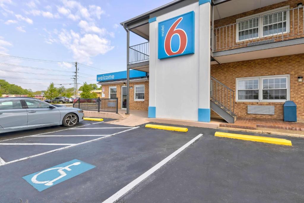 Motel 6-Falls Church, VA – Arlington Boulevard